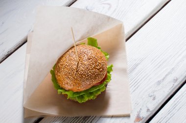 Bir sopa üzerinde büyük burger.