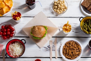 Hamburger ve turşu ile cips.