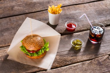 Burger ve dilimlenmiş turşu.