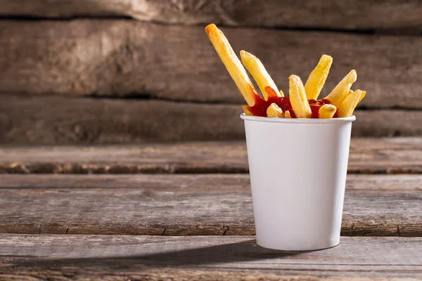 Papas fritas con salsa en taza . — Foto de Stock