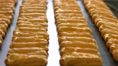 Konveyör hattında hareket eden eclairs.