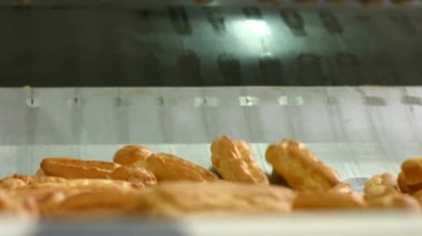 Konveyör üzerindeki eclair yığını.