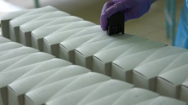 Kutulara el koyma damgası.