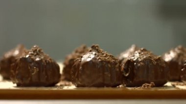 Konveyör yavaşça şekerler.