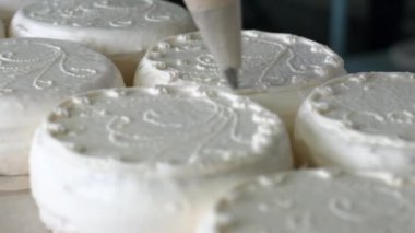 Beyaz kek krem dekorasyon ile.