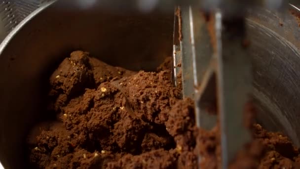 Réservoir rempli de pâte brune . — Video