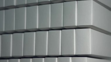 Basit beyaz kutular.