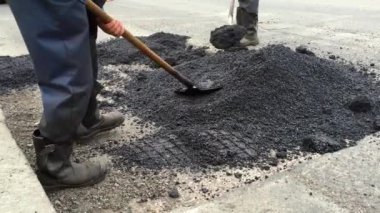 Kürekli adamlar yolu onarıyor..