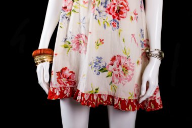 Sarafan bilezik ve izlemek ile.