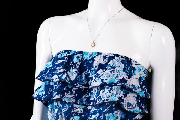 ストラップレスブルーのドレスとペンダント. — ストック写真