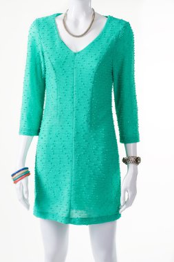 Turkuaz elbise ve aksesuarlar.