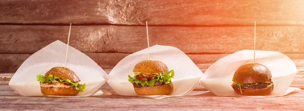 Burger auf Papierverpackungen. — Stockfoto