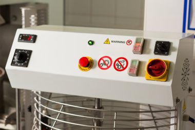 Panel düğmeleri ve anahtarları ile.