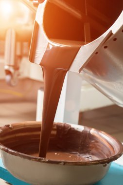 Havzası içine dökme sıvı tankı.