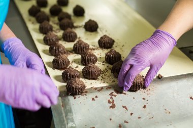 Eldiven elinde şeker alır.