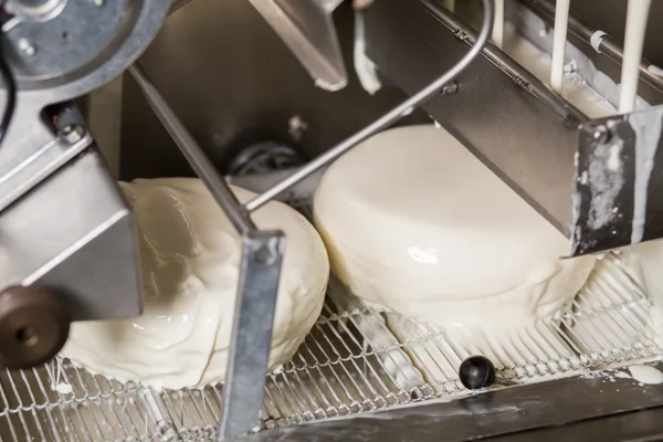 Pasteles blancos en cinta transportadora . — Foto de Stock