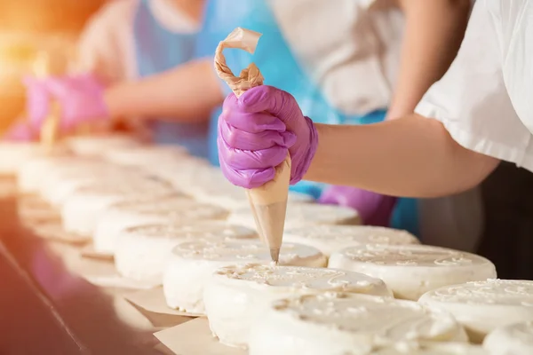 Mano en guante decoración de la torta . — Foto de Stock