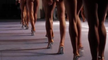 Sahne Alanı'nda yürüyüş kadın bacakları.