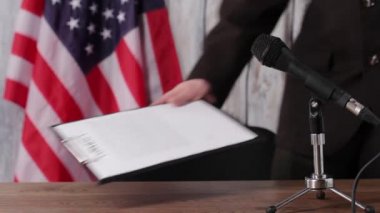Amerikan bayrağı oturan işadamı.