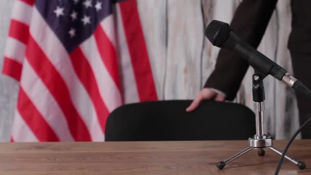 US flag, man and microphone. — Stock Video