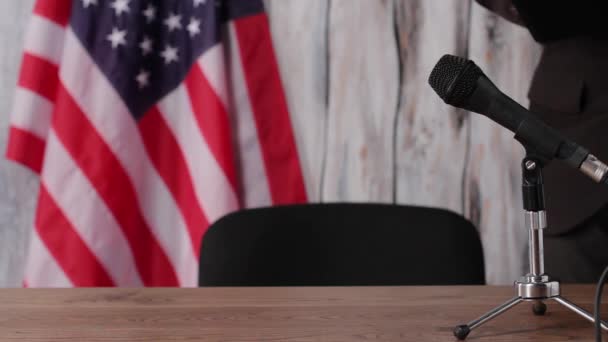 USA flag, businessman and microphone. — Stock Video
