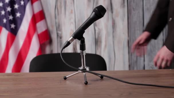 USA flag, man and microphone. — Stock Video