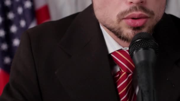 Bandeira americana, microfone e homem . — Vídeo de Stock