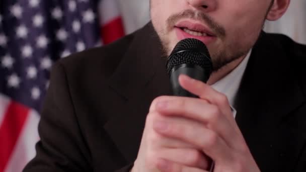 Official man singing into microphone. — Stock Video