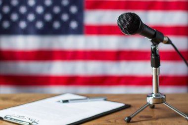 Amerikan bayrağı, mikrofon ve kağıt.