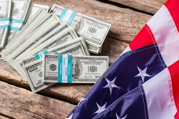 Bandera de EE.UU. y paquetes de dólares . — Foto de Stock