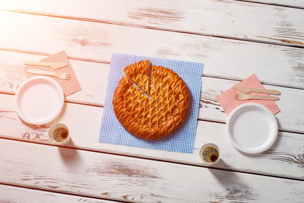 Pastel en rodajas, platos y tazas . — Foto de Stock