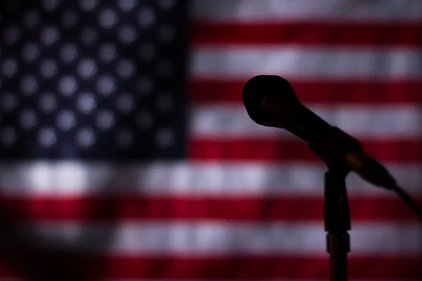 US-Flagge in der Dunkelheit. — Stockfoto