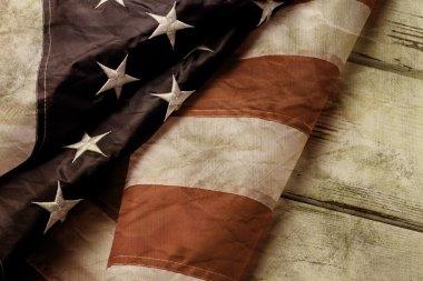Eski ve buruşuk Amerikan bayrağı.