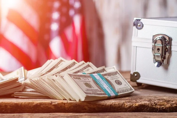 ดอลลาร์ คดี และธงสหรัฐอเมริกา . — ภาพถ่ายสต็อก