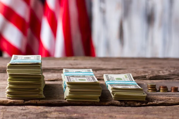 Bandera, dinero y monedas estadounidenses . — Foto de Stock