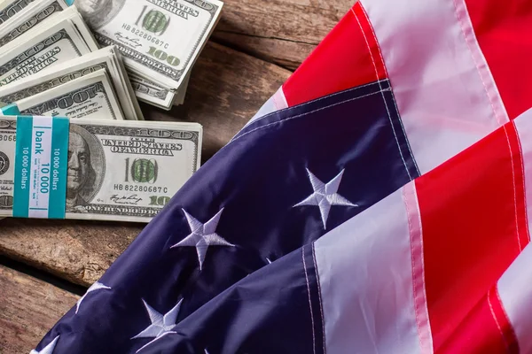 Dollar bundels en Amerikaanse vlag. — Stockfoto