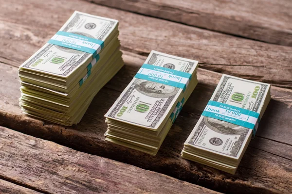 Dollar buntar på trä bakgrund. — Stockfoto