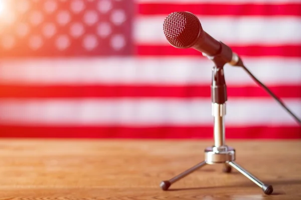 Microfone no fundo da bandeira dos EUA . — Fotografia de Stock