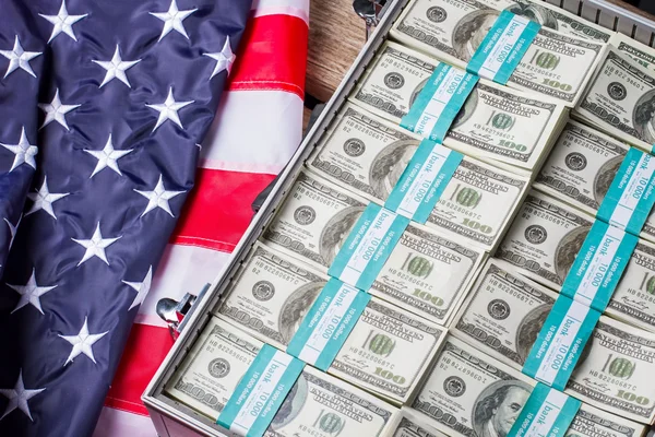 USA vlag bij dollar bundels. — Stockfoto