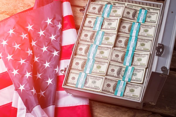 Geval met dollars naast vlag. — Stockfoto