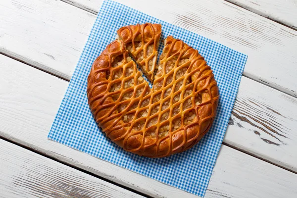 Gesneden taart op blauw servet. — Stockfoto