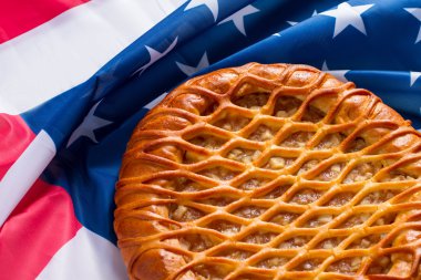 Amerikan bayrağına pasta serpişme.