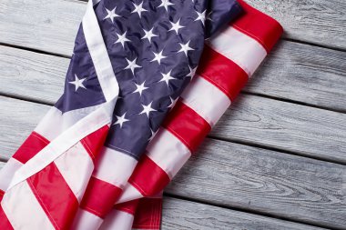 Buruşturulmuş ve buruşturulmuş Amerikan bayrağı.