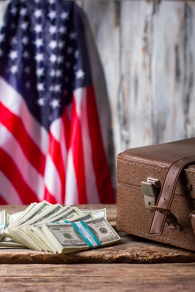 Bandera, estuche y dólares estadounidenses . — Foto de Stock