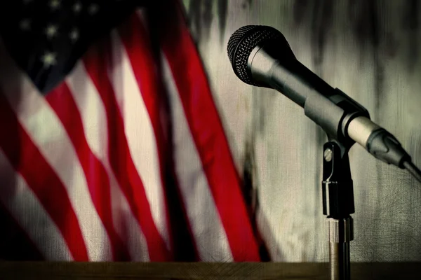 Stará americká vlajka a mikrofon. — Stock fotografie