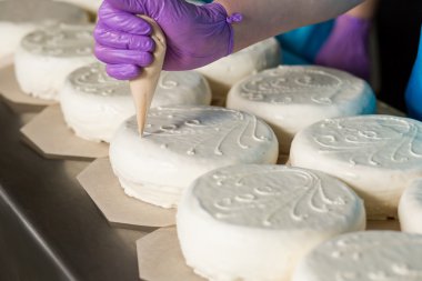 El aracıyla pasta süsleme.