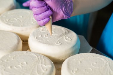 İşçi el beyaz pasta Süsle.