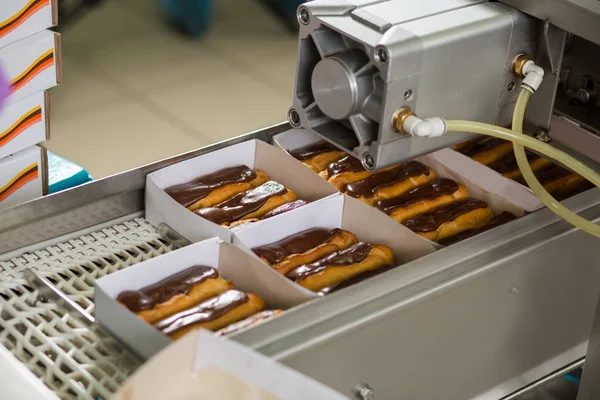 Cajas con pasteles de chocolate . — Foto de Stock