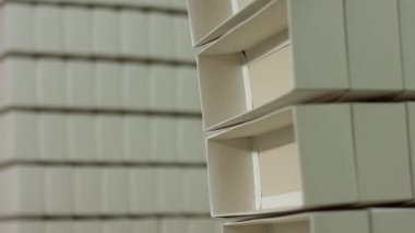 Beyaz dikdörtgen kutuları yığını.