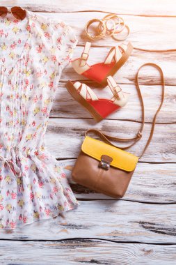 Bluz, kama sandalet ve bilezik.